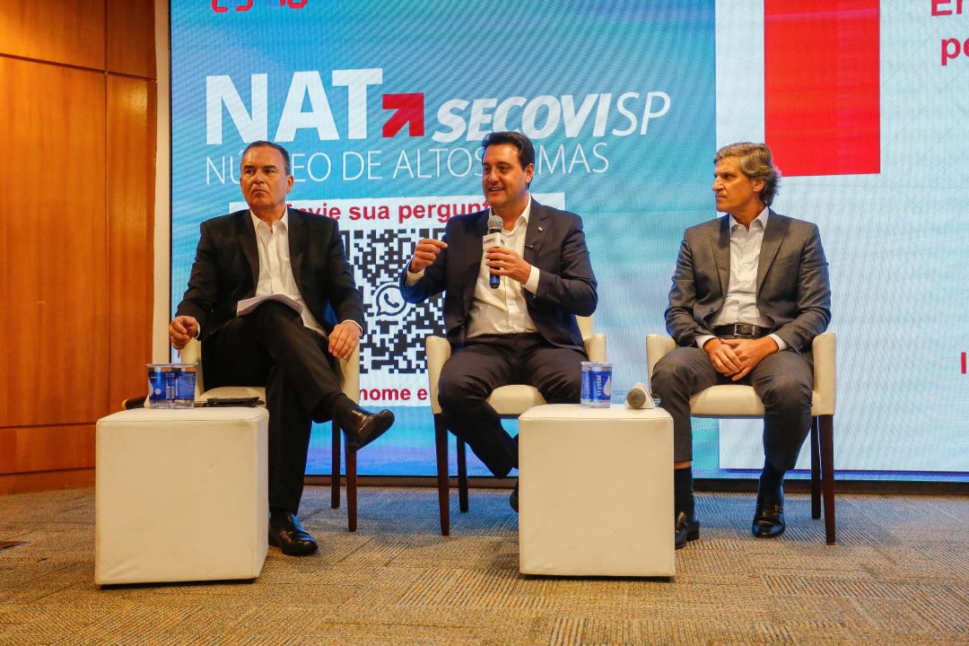 Maior crescimento da atividade econômica do Brasil, aumento na geração de emprego, nas exportações e na atração de investimentos foram alguns dos dados destacados pelo governador Carlos Massa Ratinho Junior nesta terça-feira (6), em São Paulo. Ele também citou programas estaduais como o Casa Fácil, que acelerou a construção de moradias. Na capital paulista, ele fez uma palestra a investidores de alto nível no UBS Bank, além de se reunir com representantes do mercado imobiliário no Secovi-SP. Foto: Jonathan Campos/AEN