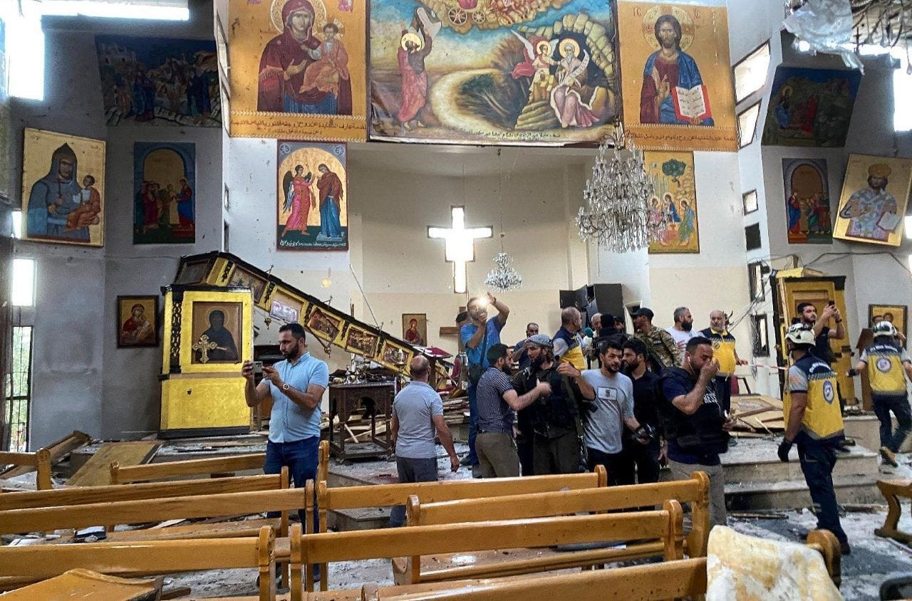 Moradores e membros da defesa civil inspecionam os danos após uma explosão que atingiu a Igreja Mar Elias, de acordo com testemunhas, no bairro de Dweila, em Damasco, Síria, em 22 de junho de 2025. REUTERS/Firas Makdesi