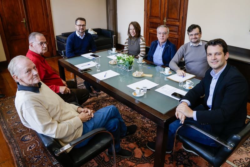 Prefeito Eduardo Pimentel com o secretário do Governo Municipal, Marcelo Fachinello, e o presidente da FCC, Marino Galvão Junior, recebe Arlei Smanhotto, que compra e restaura imóveis históricos, e o arquiteto Luiz Colnaghi. Curitiba, 04/06/2025. Foto: Pedro Ribas/SECOM