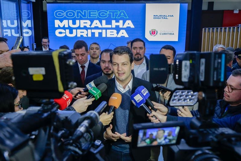 Prefeito Eduardo Pimentel assina decreto que cria o programa Conecta Muralha Curitiba