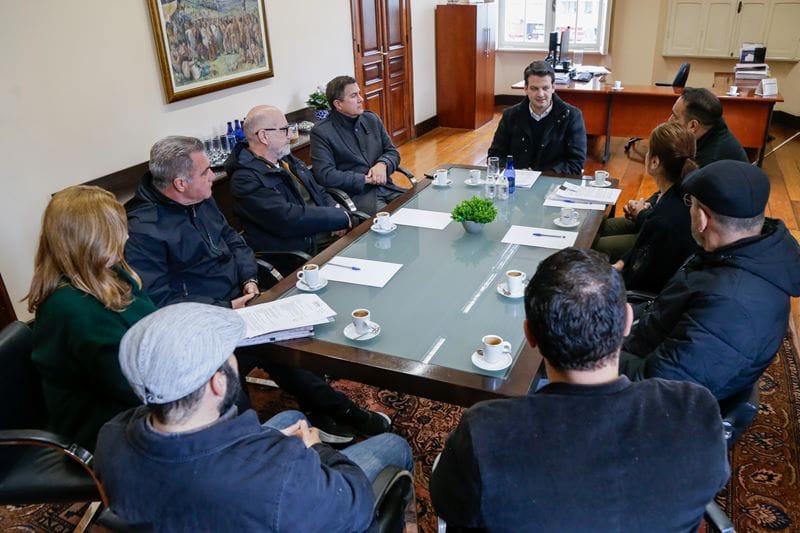 Prefeito Eduardo Pimentel com o vereador Jasson Goulart, recebe grupo de empresários da Região Central. Curitiba, 02/07/2025. Foto: Pedro Ribas/SECOM