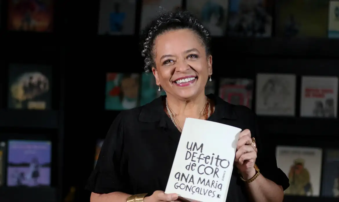 ABL elege Ana Maria Gonçalves, primeira mulher negra a virar imortal