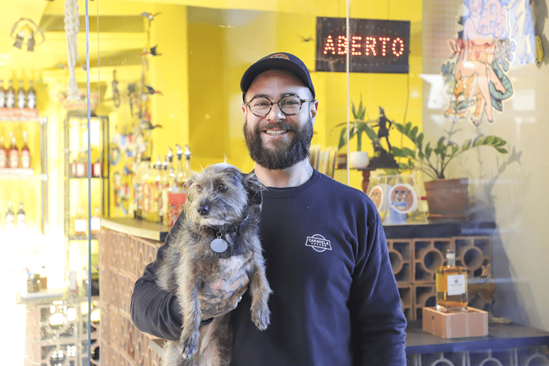 Guilherme Romani, proprietário da Onça Bêbada, localizada nas Arcadas de São Francisco, Centro de Curitiba. Curitiba, 31/07/2025. Foto: Hully Paiva/SECOM