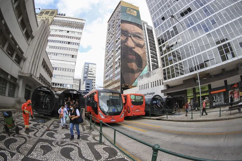 Curitiba Expande Corredores de Ônibus para Melhorar Transporte 22 Curitiba é a quinta colocada no Ranking de Competitividade dos Municípios, criado pelo CLP (Centro de Liderança Pública). Foto: José Fernando Ogura/SECOM (arquivo)