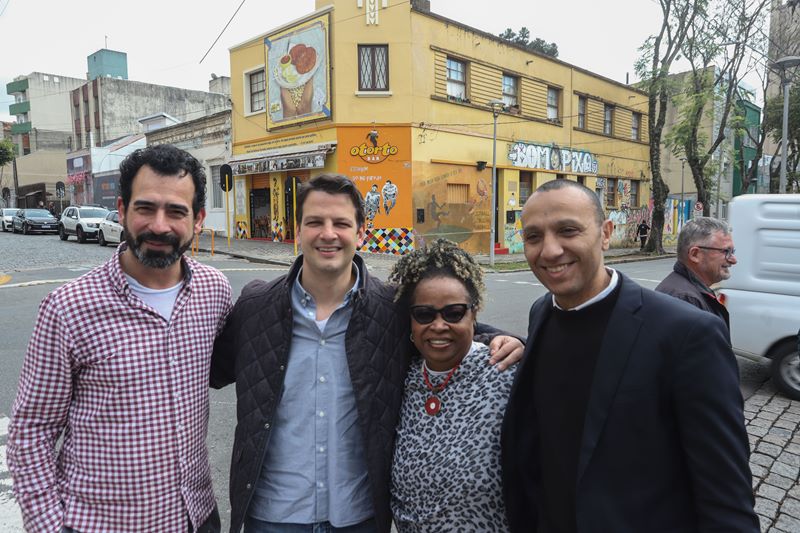 Prefeito Eduardo Pimentel vistoria as obras de restauro e ampliação da edificação na Rua Paula Gomes, que está sendo restaurada e ampliada para ser a nova sede do Centro de Referência Afro (Creafro) Enedina Alves Marques. Curitiba, 29/08/2025. Foto: Ricardo Marajó/SECOM