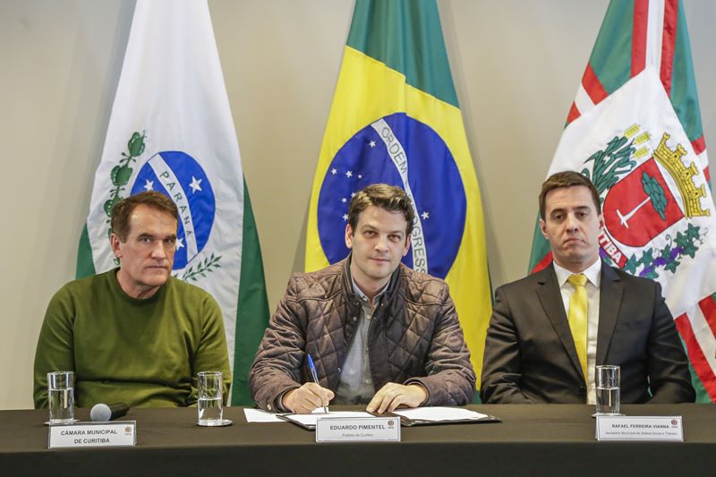 Prefeito Eduardo Pimentel com o secretário de Defesa Social e Trânsito, Rafael Vianna, e demais autoridades, assina decreto que designa os membros para a Comissão Municipal Intersetorial de Segurança no Trânsito do Programa Vida no Trânsito. Curitiba, 29/08/2025. Foto: Pedro Ribas/SECOM