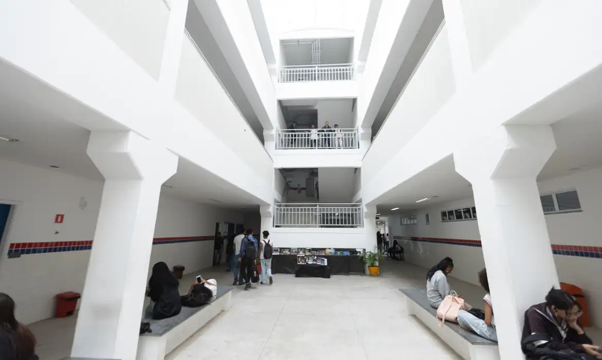 Escola em tempo integral deve ter jornada mínima de 35 horas semanais