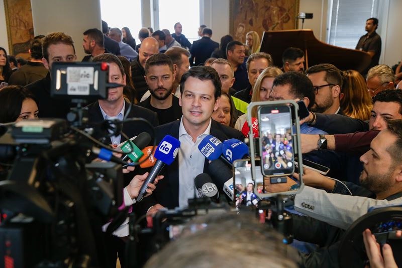 Prefeito Eduardo Pimentel durante entrevista coletiva sobre a nova concessão do transporte público de Curitiba. Curitiba, 19/09/2025. Foto: Pedro Ribas/SECOM