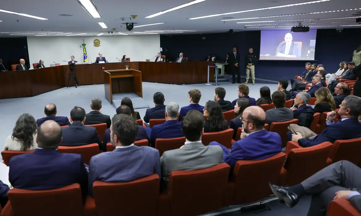 A Primeira Turma do Supremo Tribunal Federal (STF) suspendeu, por volta das 17h55, o julgamento do ex-presidente Jair Bolsonaro e de mais sete réus do núcleo 1 da trama golpista.