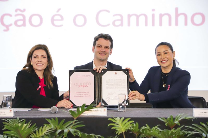 O prefeito Eduardo Pimentel, ao lado da primeira-dama do município, Paula Mocellin, e da primeira-dama do Estado, Luciana Saito Massa, realizou o lançamento oficial da campanha Outubro Rosa. Um momento de união e conscientização pela saúde da mulher. Curitiba, 25/09/2025. Foto: Hully Paiva/SECOM