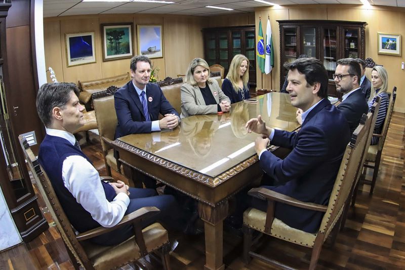 Prefeito Eduardo Pimentel acompanhado do presidente da URBS, Ogeny Maia Neto, da presidente do IPPUC, Ana Jayme, da procuradora-geral, Vanessa Volpi Palacios e do secretário-geral, Marcelo Fachinello, visita o presidente do Tribunal de Contas do Estado, conselheiro Ivens Linhares. Curitiba, 22/09/2025. Foto: José Fernando Ogura/SECOM