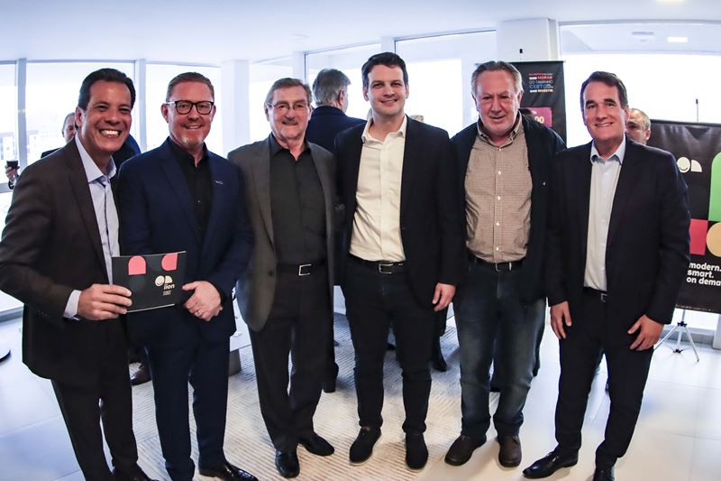 Prefeito Eduardo Pimentel acompanhado do vice-prefeito Paulo Martins e do presidente da Câmara Municipal, Tico Kuzma, participa do evento de entrega do Edifício Manhattan Tower, no Centro. Curitiba, 25/09/2025. Foto: José Fernando Ogura/SECOM