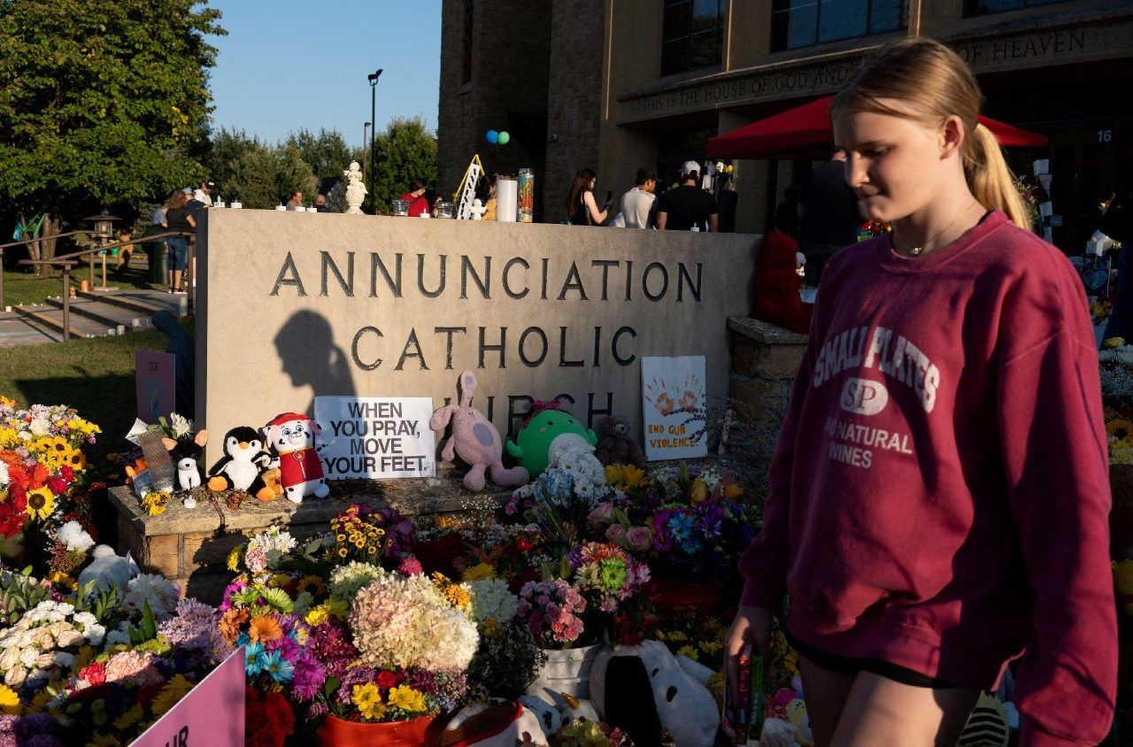 Flores e bichos de pelúcia do lado de fora da Igreja da Anunciação (Tim Evans)