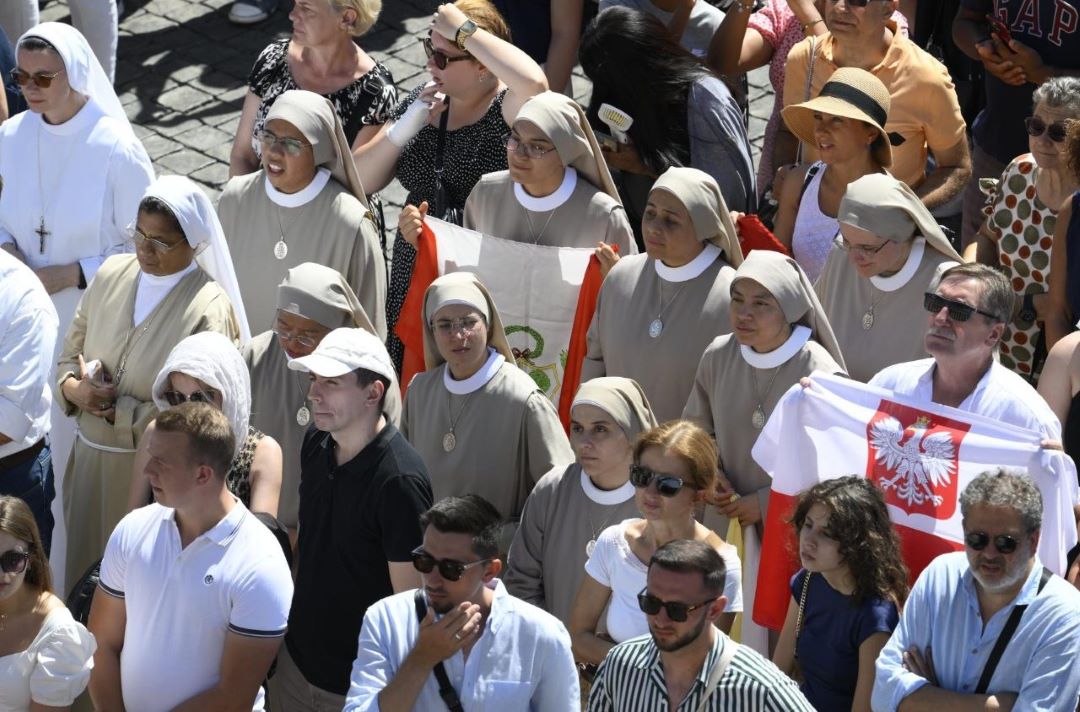 Fiéis e peregrinos rezam o Angelus com o Papa Leão XIV (@VATICAN MEDIA)