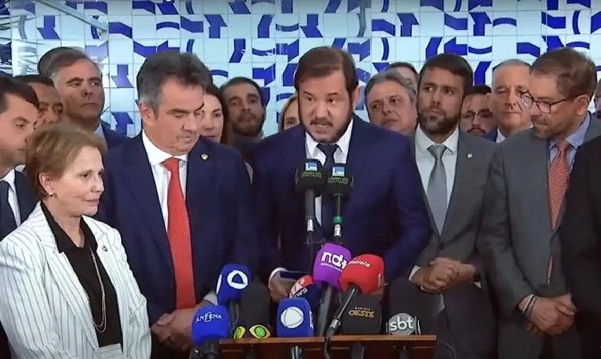 Os partidos União Brasil e Progressistas, que juntos formam a federação União Progressista, com mais de 100 parlamentares no Congresso Nacional, anunciaram nesta terça-feira (2) que "detentores de mandato" filiados às legendas devem renunciar a qualquer cargo ocupado no governo federal. A medida formaliza o desembarque dos partidos da base de apoio do governo do presidente Luiz Inácio Lula da Silva.