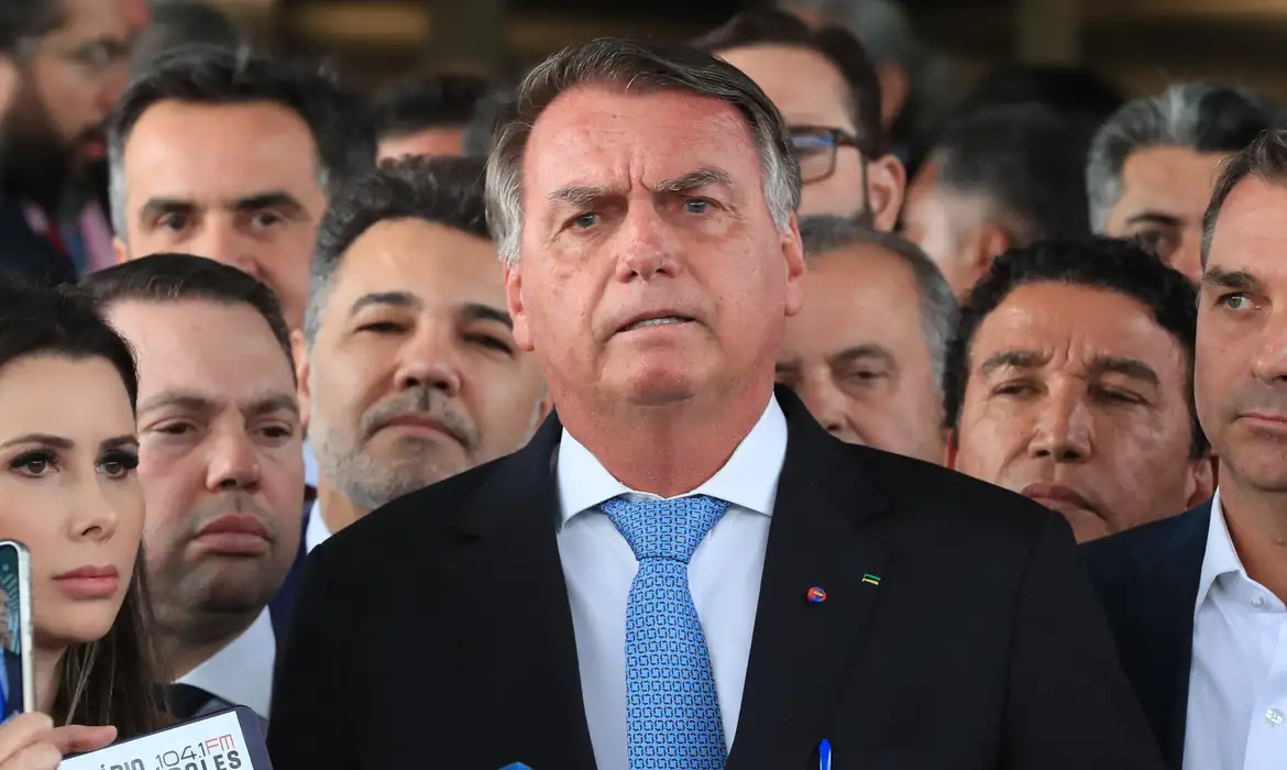 A Primeira Turma do Supremo Tribunal Federal (STF) inicia nesta terça-feira (2), às 9h, o julgamento que pode condenar o ex-presidente Jair Bolsonaro e mais sete aliados pela trama golpista para tentar reverter o resultado das eleições de 2022. O grupo faz parte do núcleo crucial da denúncia apresentada pela Procuradoria-Geral da República (PGR).