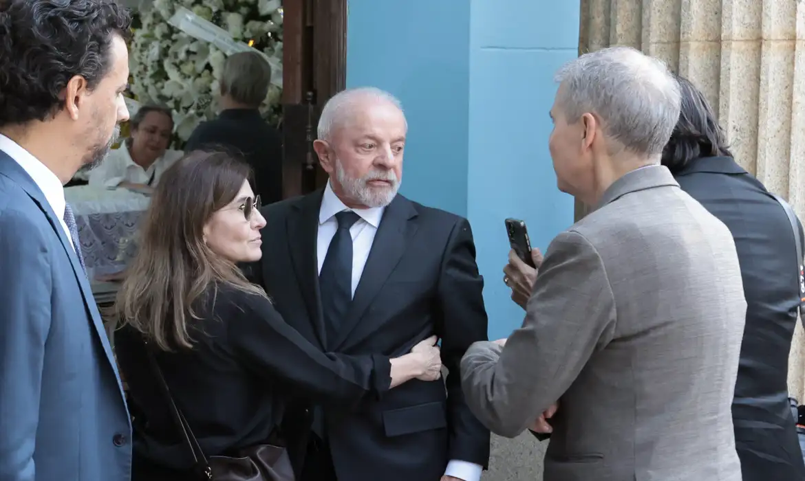 O presidente da República Luiz Inácio Lula da Silva comentou nesta terça-feira (02) o julgamento no Supremo Tribunal Federal (STF) do ex-presidente Jair Bolsonaro e outros sete réus. Lula falou com jornalistas após comparecer ao velório do jornalista Mino Carta, em São Paulo.