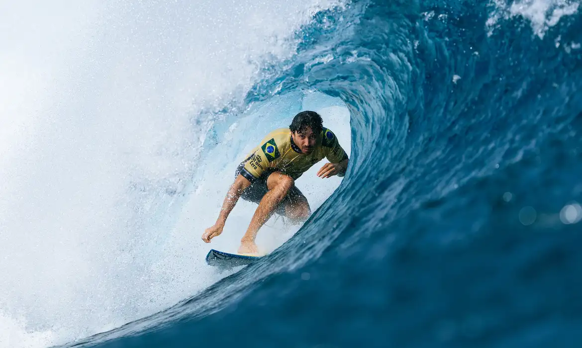 O paranaense Yago Dora conquistou, na noite desta segunda-feira (1), o título da WSL (Liga Mundial de Surfe) após derrotar o norte-americano Griffin Colapinto por 15,66 a 12,33 na decisão do WSL Finals (etapa final da competição) nas ondas de Cloudbreak (Fiji).