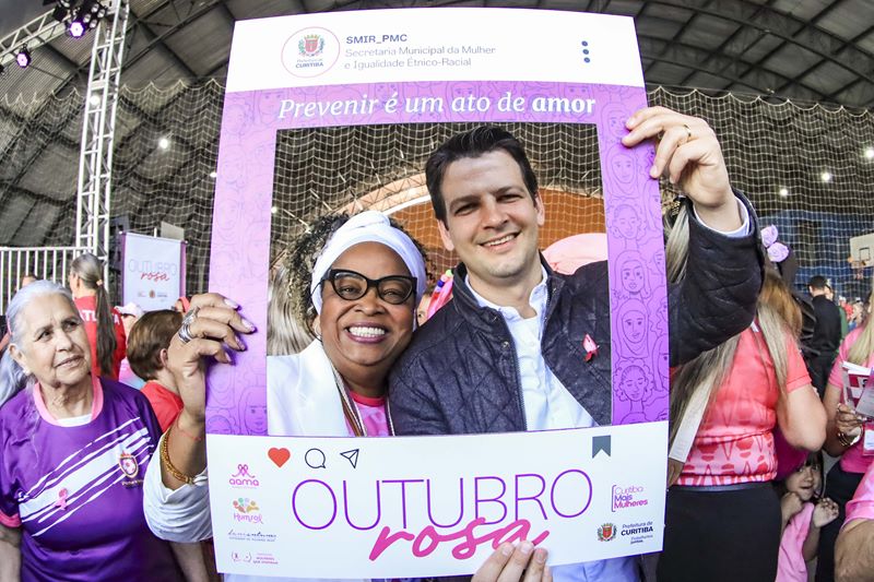 Prefeito Eduardo Pimentel acompanhado da secretária da Mulher e Igualdade Racial, Marli Teixeira Leite, participa das comemorações do Outubro Rosa e assina Decreto Curitiba Mais Mulheres, na Rua da Cidadania do Boqueirão. Curitiba, 25/10/2024. Foto: José Fernando Ogura/SECOM