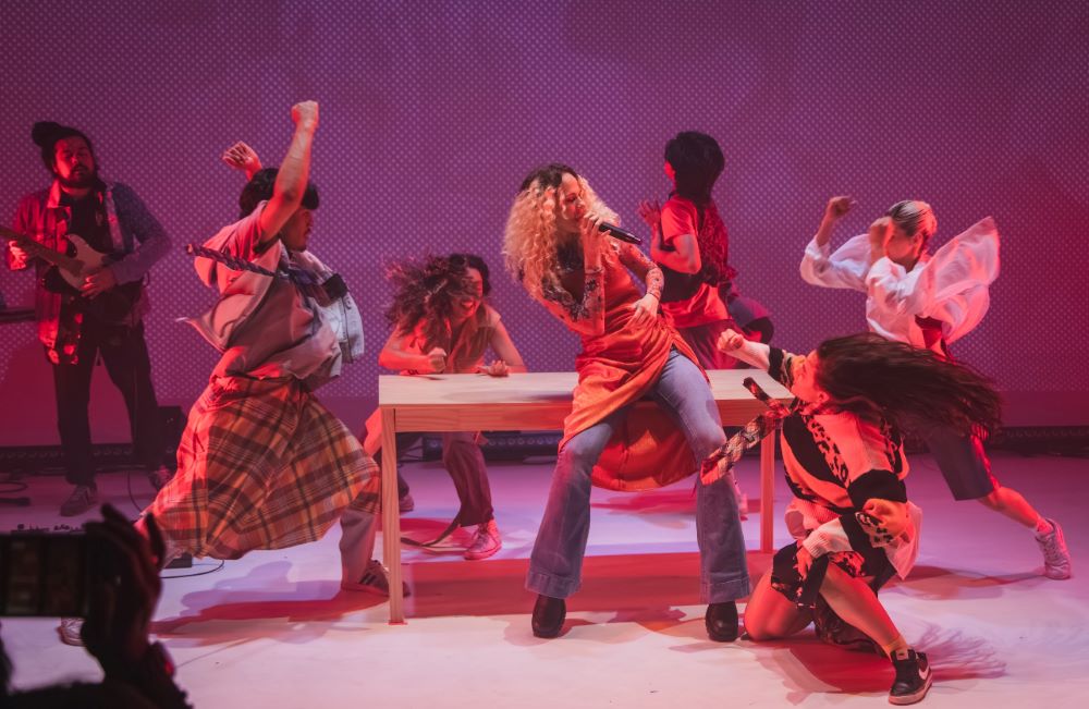 Na foto de Gus Benke, a artista Bruna Pena durante a gravação do show digital: Experiência Língua Solta, que será lançado ao público na celebração do álbum na festa no dia 1º de novembro na Galeria Soma.