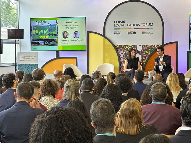 Prefeito Eduardo Pimentel participa de painel apresentando os resultados dos testes de caminhões da coleta de resíduos elétricos dentro da iniciativa Laneshift em Curitiba. Foto: Divulgação