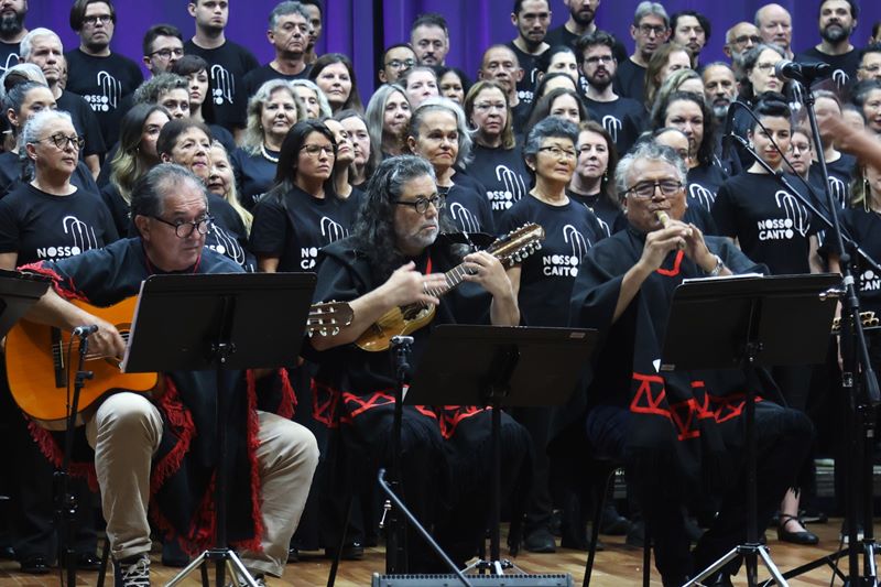 Crianças, jovens e adultos cantam no tom do Natal em apresentações conjuntas