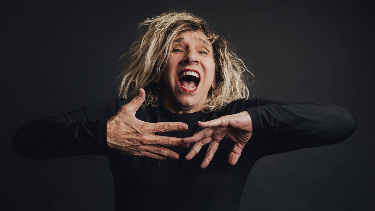 Denise Stoklos traz o premiado espetáculo “Mary Stuart” em comemoração aos seus 57 anos de carreira