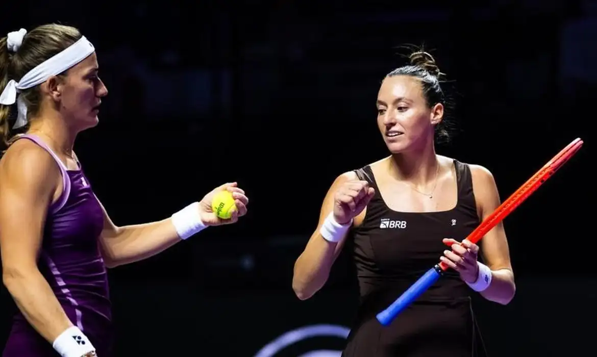 Stefani e Babos vencem russas e se aproximam da semi do WTA Finals