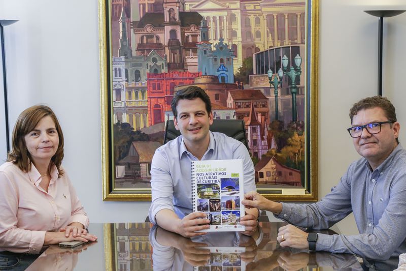 Prefeito Eduardo Pimentel com o presidente do Instituto Municipal de Turismo, Rodrigo Swinka e eequipe, recebe o Guia de Acessibilidade nos Atrativos Culturais de Curitiba. Curitiba, 05/12/2025. Foto: Pedro Ribas/SECOM