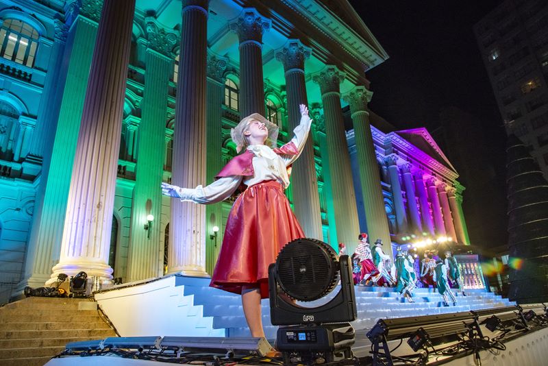 Programação Natal de Curitiba 19/12: Espetáculo Abrace o Mundo em frente ao prédio histórico da UFPR. Foto: Levy Ferreira/SECOM