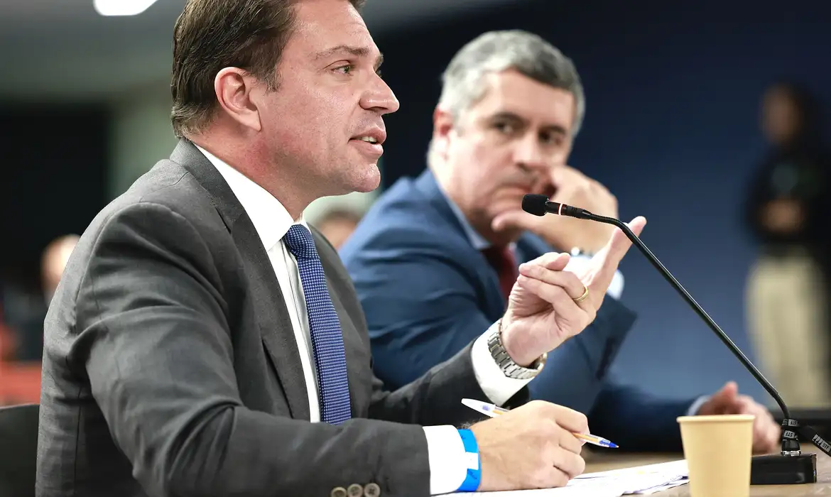 Moraes envia ao MJ formalização da extradição de Ramagem 