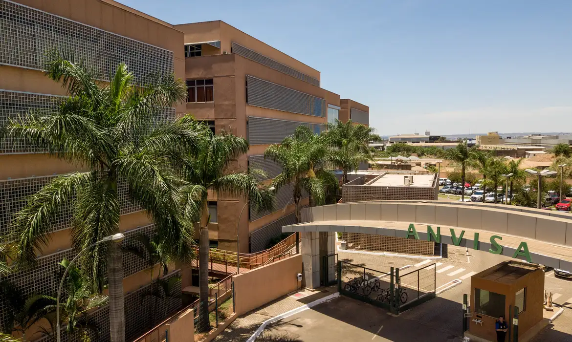 Anvisa determina suspensão de tônico capilar e apreensão de cosméticos. © Rafa Neddermeyer/Agência Brasil