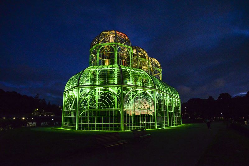 Estufa do Botânico ganha iluminação alusiva aos 200 anos de relações diplomáticas entre o Brasil e a Santa Sé. Curitiba, 23/01/2026 Foto: Levy Ferreira/SECOM