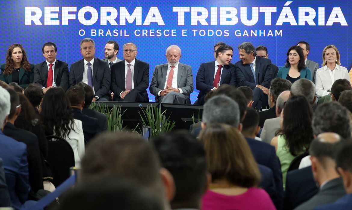 O presidente Luiz Inácio Lula da Silva sancionou nesta terça-feira (13), com vetos, o segundo e último projeto de lei que regulamenta pontos centrais da reforma tributária, como a gestão e a fiscalização do Imposto sobre Bens e Serviços (IBS).