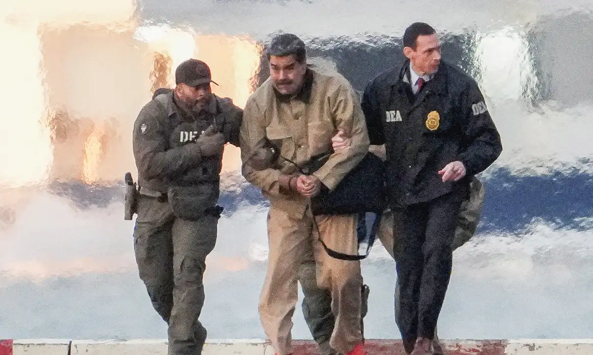 Nicolás Maduro, presidente da Venezuela sequestrado pelos Estados Unidos no sábado (3), e sua mulher Cilia Flores, já estão no Tribunal Federal, em Nova York, para uma audiência de custódia na Justiça norte-americana.