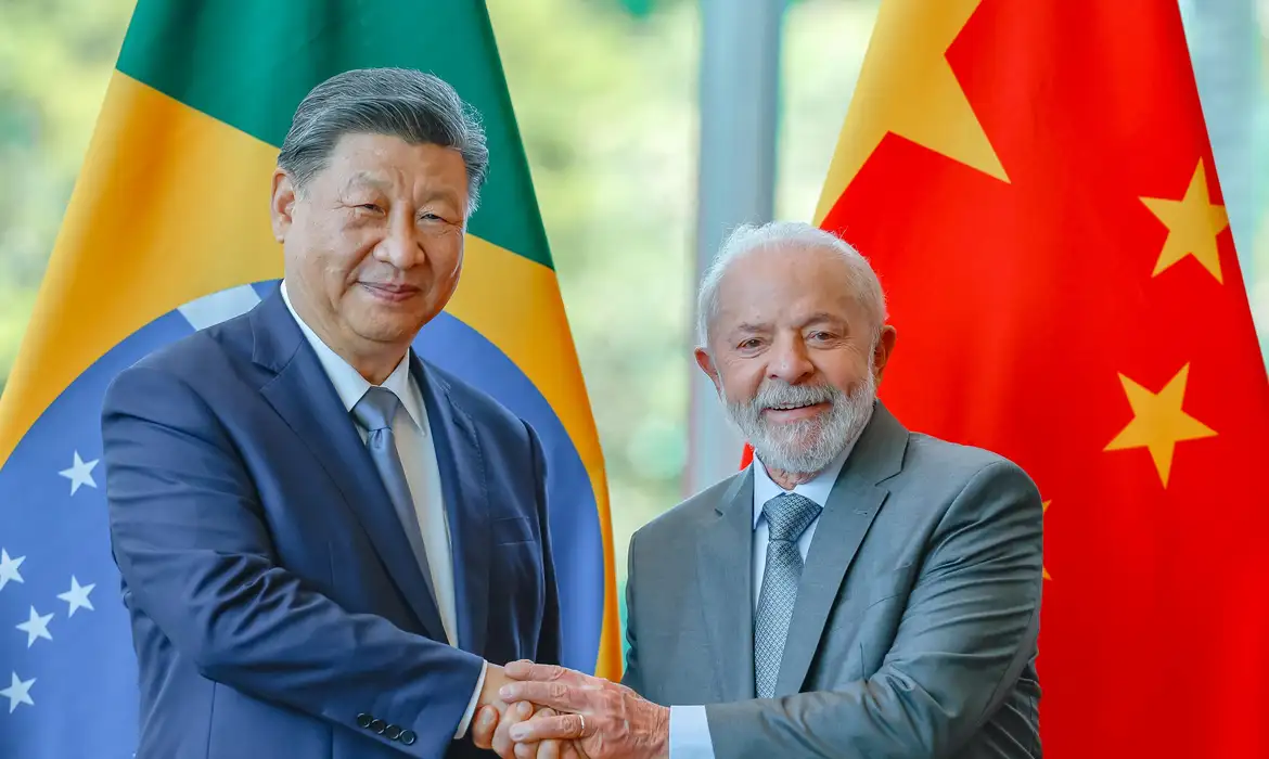 O presidente da China, Xi Jinping, afirmou ao presidente Luiz Inácio Lula da Silva que o país asiático apoia o Brasil, a maior economia da América Latina, e os países do chamado Sul Global em meio a um cenário internacional marcado por instabilidade e tensões geopolíticas.