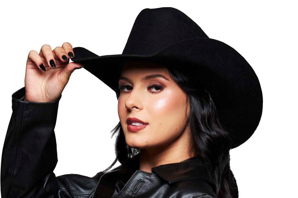 Na sexta-feira (30), Matinhos recebe uma das atrações mais aguardadas do Verão Maior Paraná. A cantora Ana Castela, conhecida como a “boiadeira”, sobe ao palco com a expectativa de entrar para o ranking dos maiores públicos desta edição. Foto: Divulgação