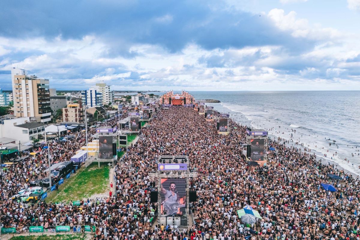 Gusttavo Lima faz show de 3 horas para multidão de 265 mil pessoas na praia de Matinhos