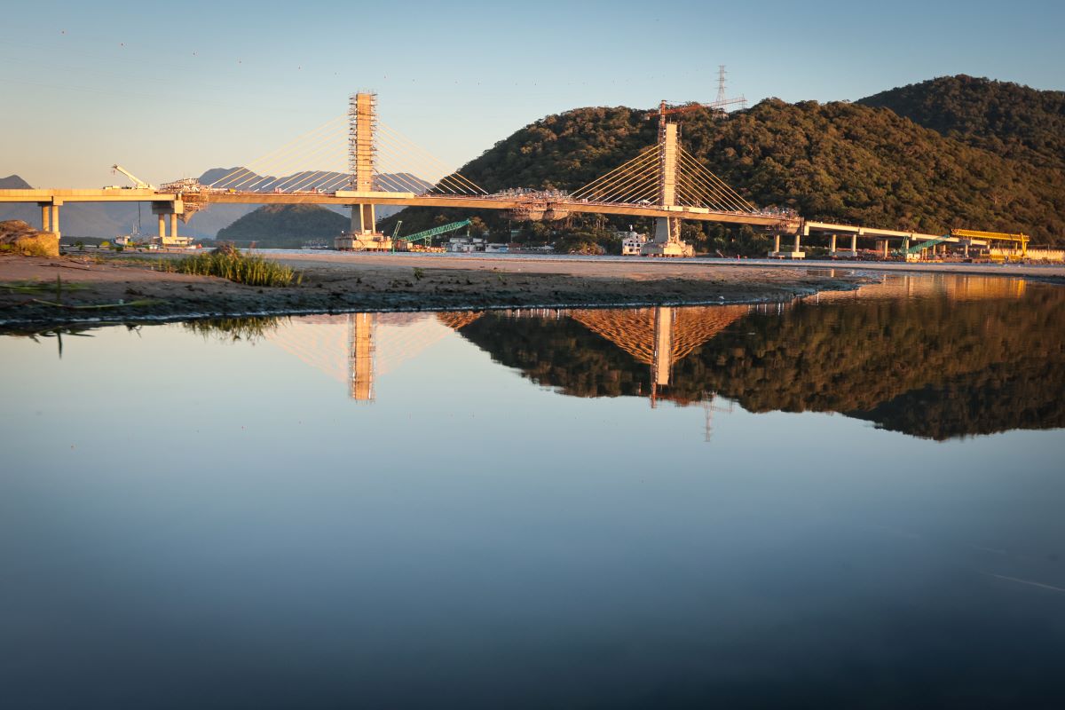 Com trecho estaiado quase pronto e 160 vigas lançadas, Ponte de Guaratuba atinge 91% de execução. Foto: Geraldo Bubniak/AEN