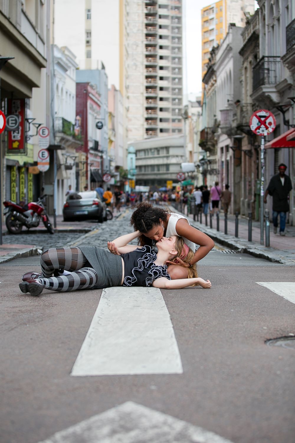 Beijo e Asfalto: Estreia do Espetáculo Garalhufa em Curitiba