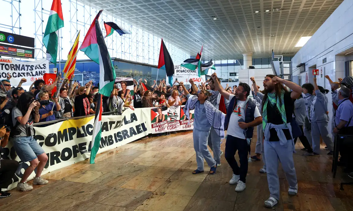 Manifestantes protestam na Espanha após ação policial contra ativistas de flotilha para Gaza 1 2026 05 23t164716z 469228265 rc2zelarstl8 rtrmadp 3 israel palestinians gaza flotilla barcelona