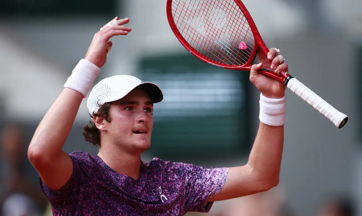 João Fonseca faz história, elimina Djokovic em virada épica e leva o Brasil às oitavas de Roland Garros
