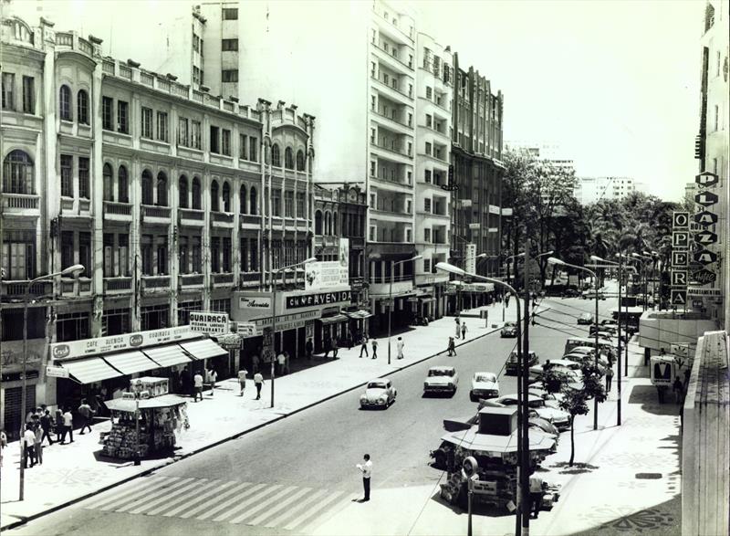 Curitiba celebra 54 anos do Calçadão da Rua XV, símbolo da inovação urbana e da vida no Centro 3 Rua XV de Novembro nos anos 1950. Foto Casa da Memoria