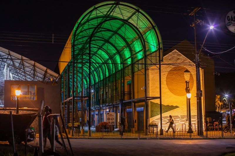 Curitiba ilumina Ruas da Cidadania e Viaduto Estaiado com as cores do Brasil durante a Copa