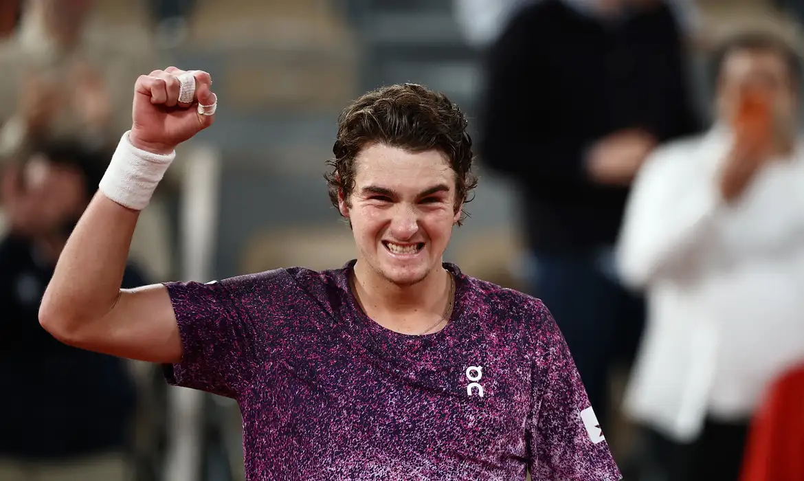 João Fonseca comemora a vitória sobre Casper Ruud e a classificação inédita às quartas de final de Roland Garros. Foto: Roland Garros/Divulgação.